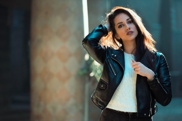 Девушка в короткой кожаной куртке фото