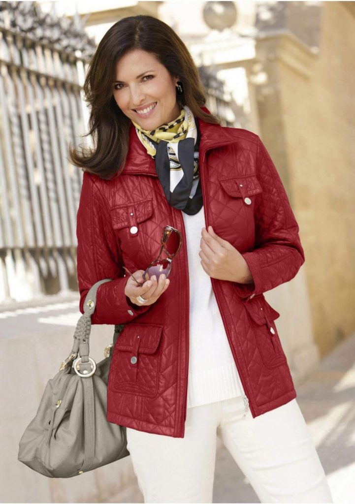 Девушка в красной кожаной куртке фото
