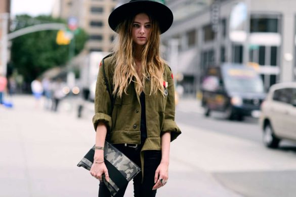 Девушка в куртке милитари фото