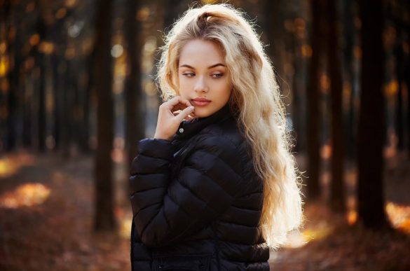 Девушка в осенней куртке фото