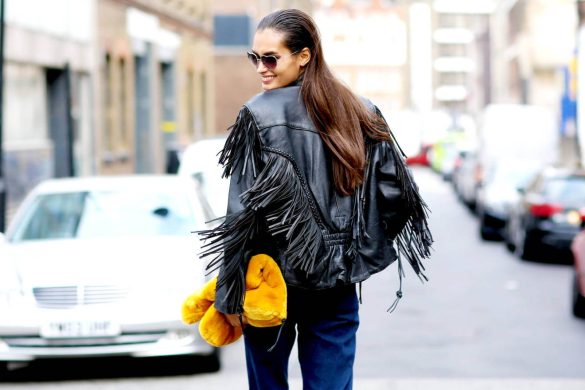 девушка в куртке с бахромой фото