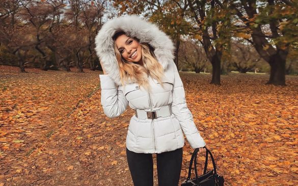 Девушка в куртке с мехом фото