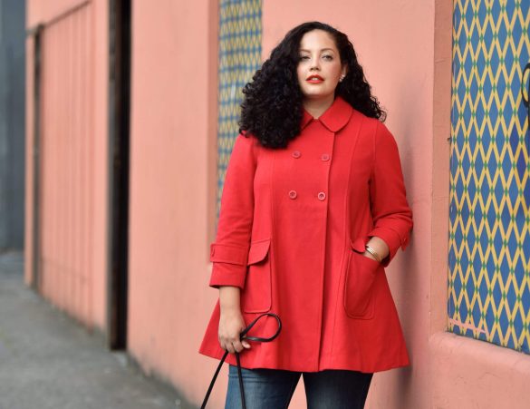 Девушка в куртке трапеции фото