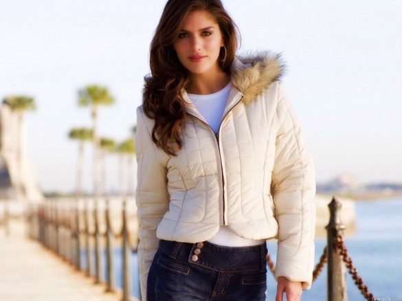 Девушка в легкой куртке фото