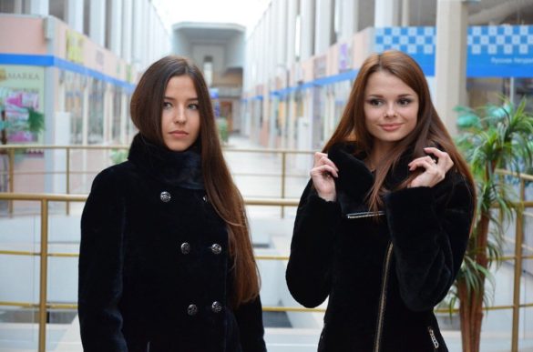 Девушка в молодежной шубе фото