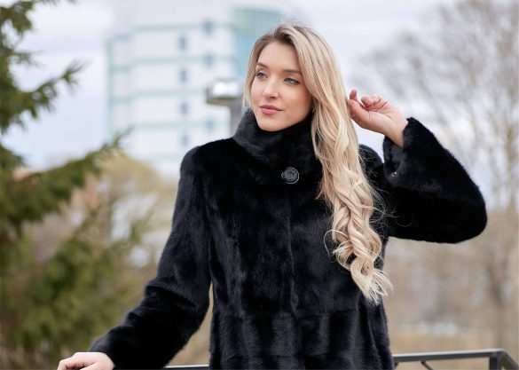 Девушка в норковой шубе поперечке фото