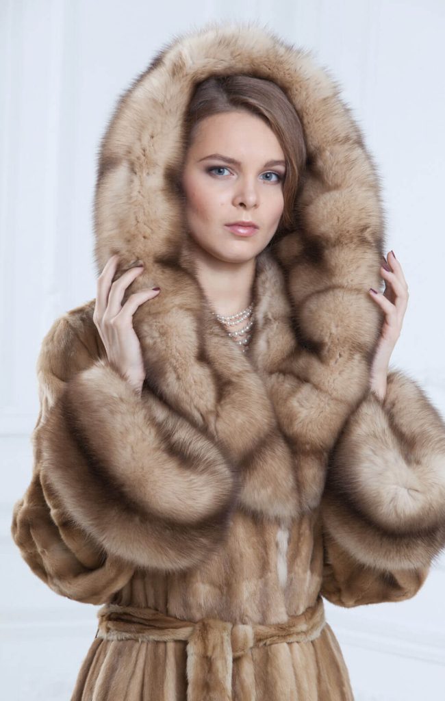 Девушка из шуба из горностая фото