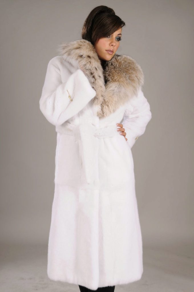 Девушка из шуба из горностая фото