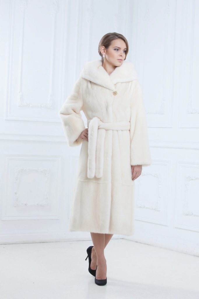 Девушка из шуба из горностая фото