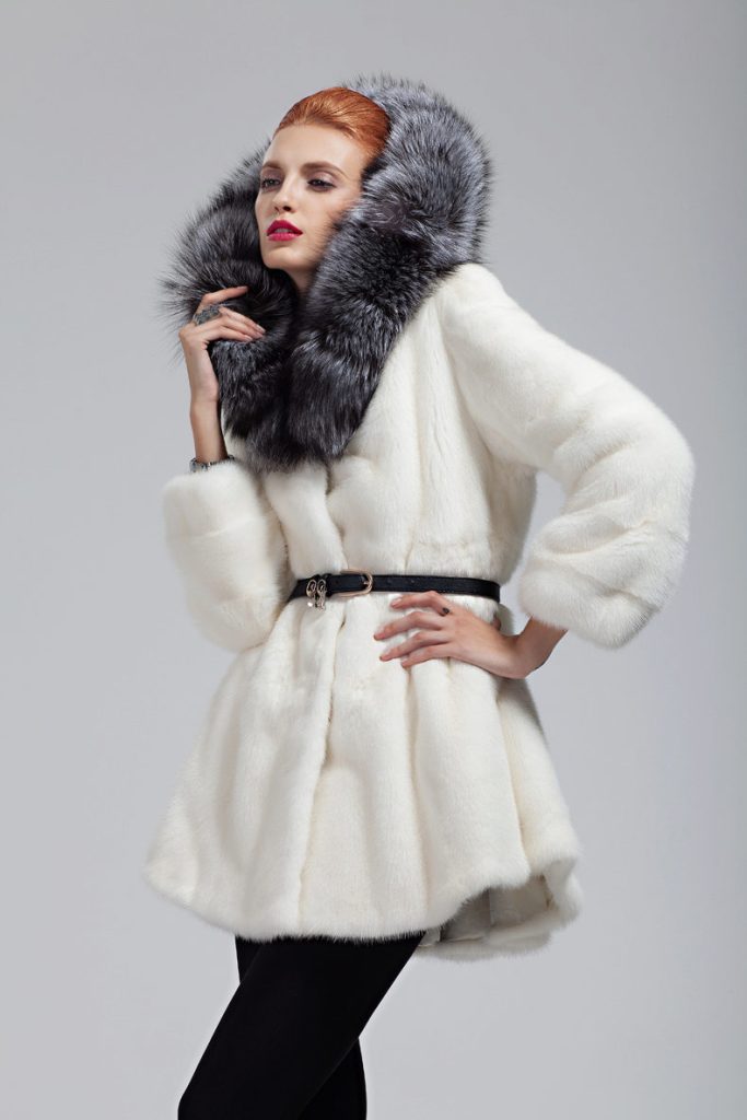Девушка из шуба из горностая фото