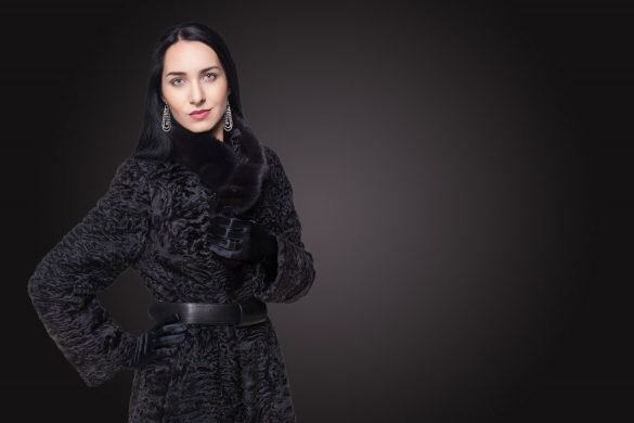 Девушка в шубе из каракуля фото