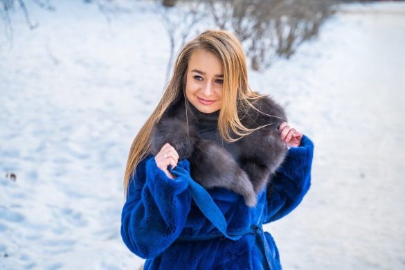 Девушка в синей шубе фото