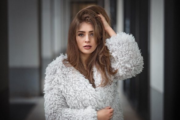 Девушка в вязаной шубе фото