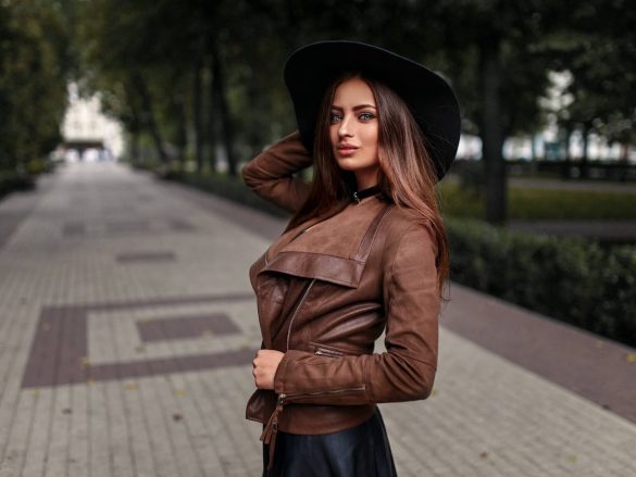 Девушка в замшевой куртке фото
