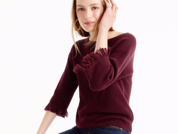 Девушка в бордовом свитере фото
