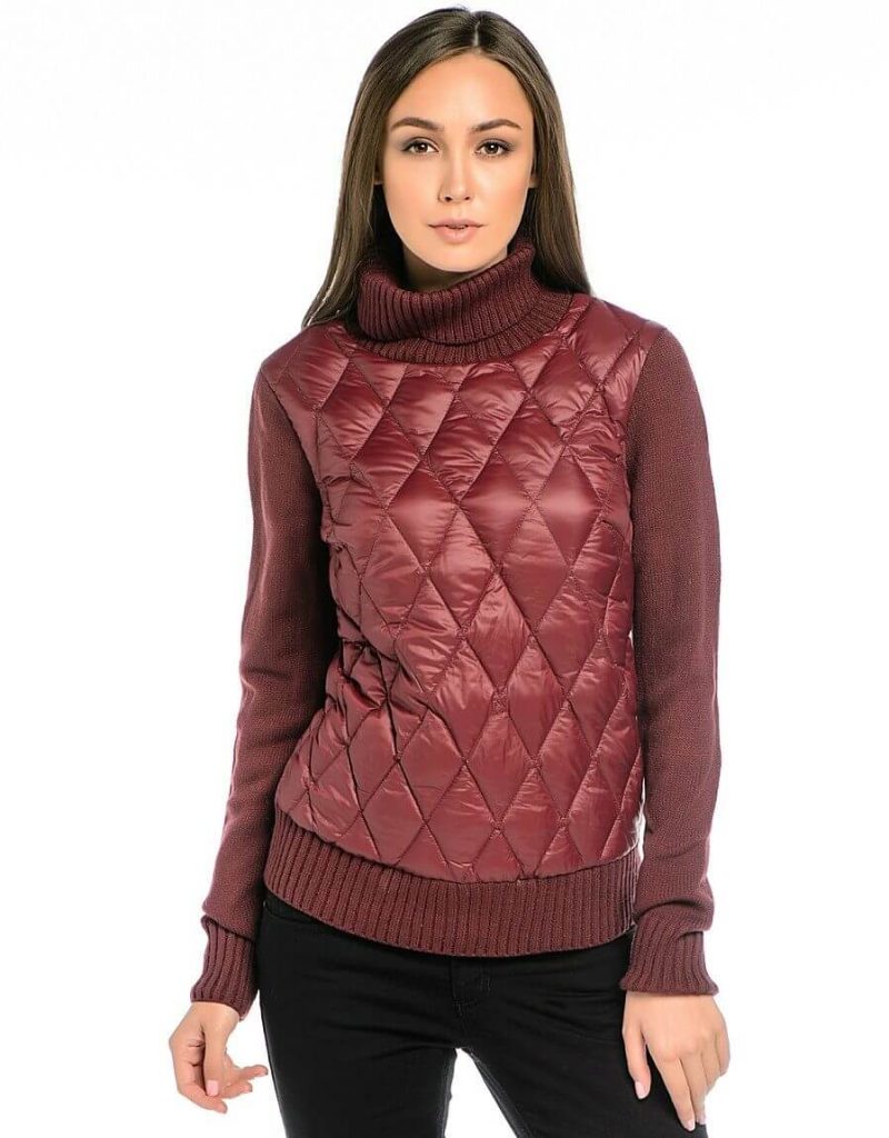 Девушка в бордовом свитере фото
