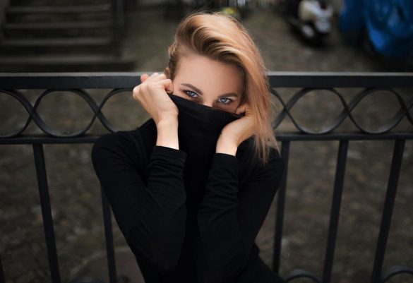 Девушка в черном джемпере фото