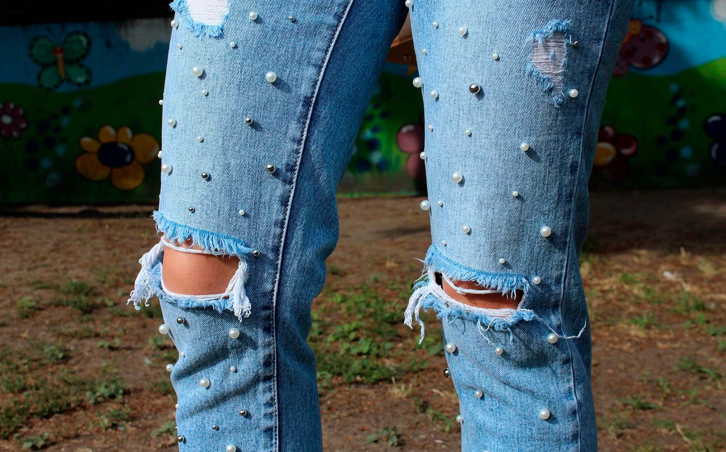 Как самостоятельно украсить джинсы кружевом?