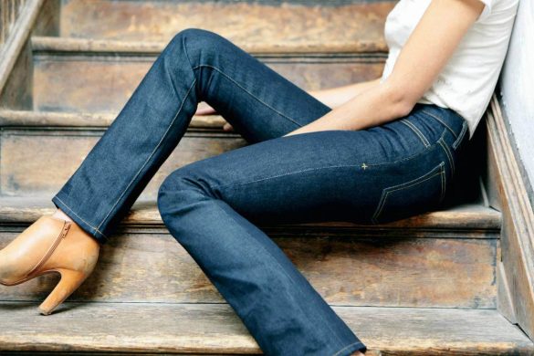Девушка в прямых джинсах фото