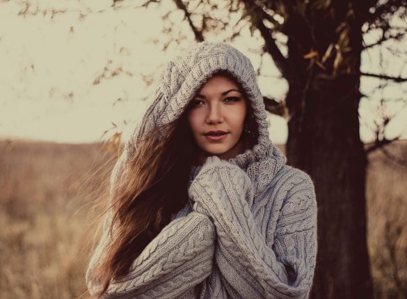 Девушка в свитере в капюшоне фото