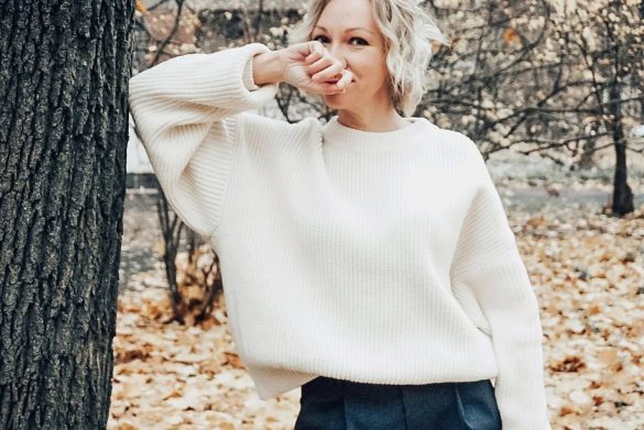 Девушка в укороченном свитере фото