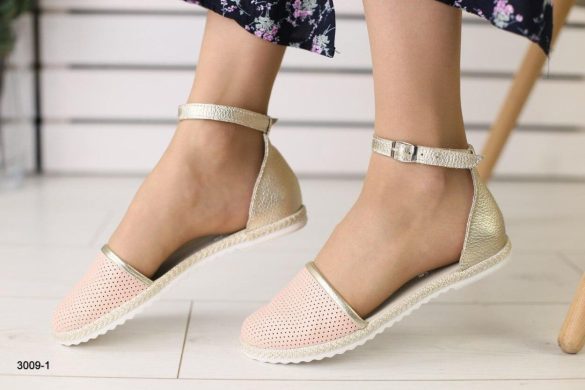 Девушка в босоножках с закрытым носом фото