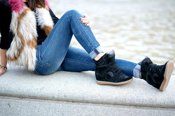 Девушка в ботинках-кроссовках фото