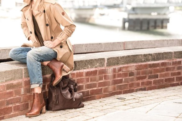 Девушка в коричневых ботинках фото