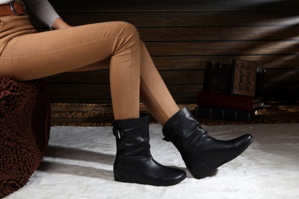Девушка в ботинках без каблука фото
