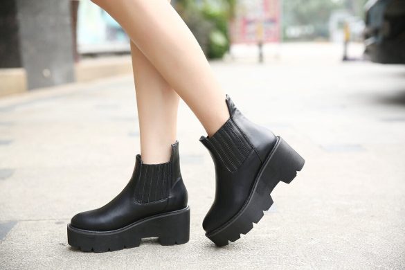 Девушка в ботинках без шнурков фото