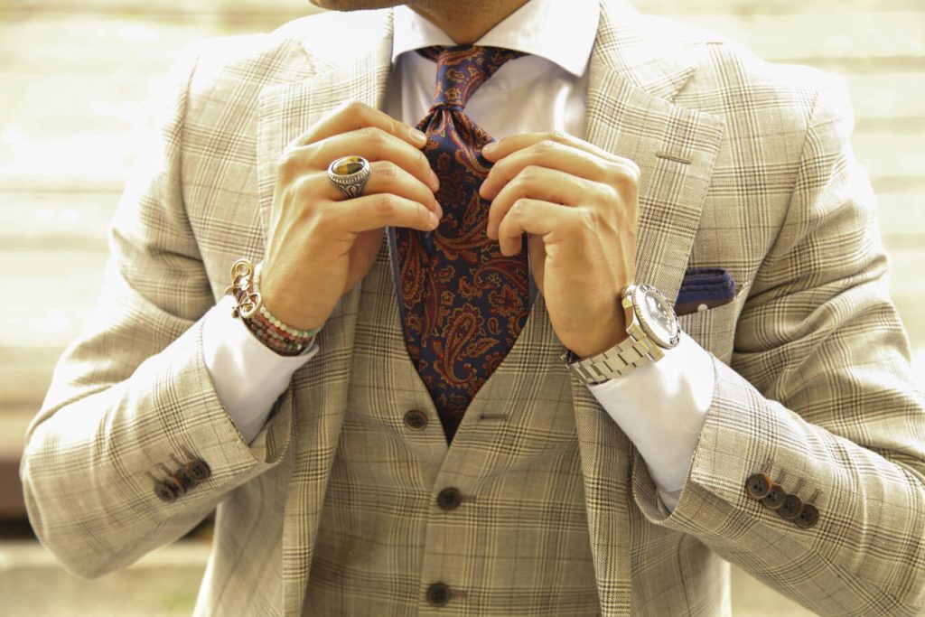 Парень в галстуке и костюме фото