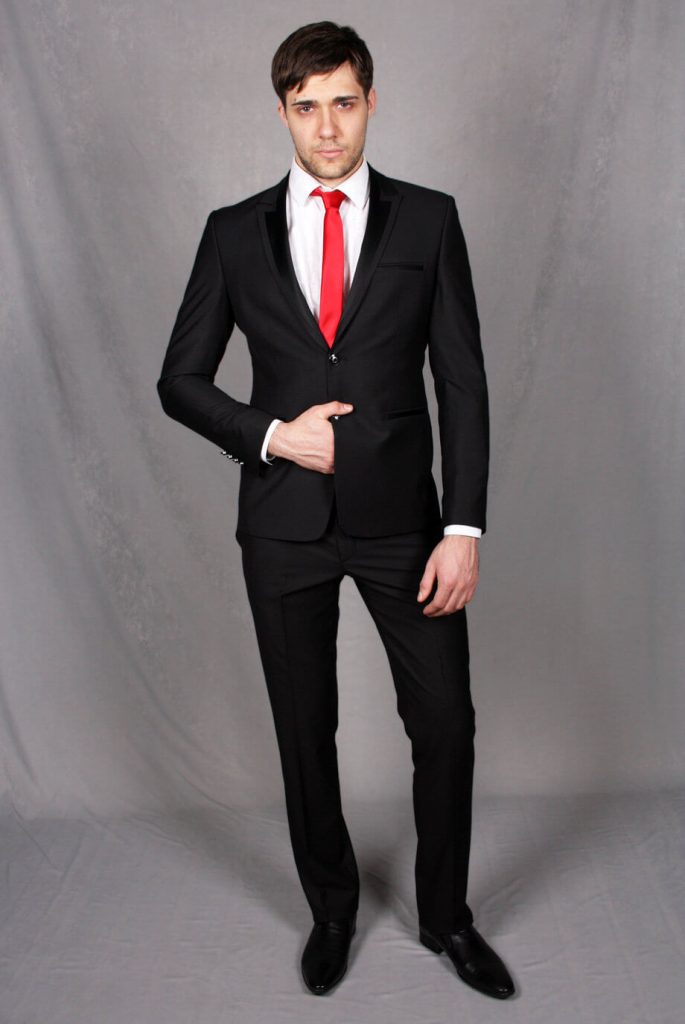 Парень в галстуке и костюме фото