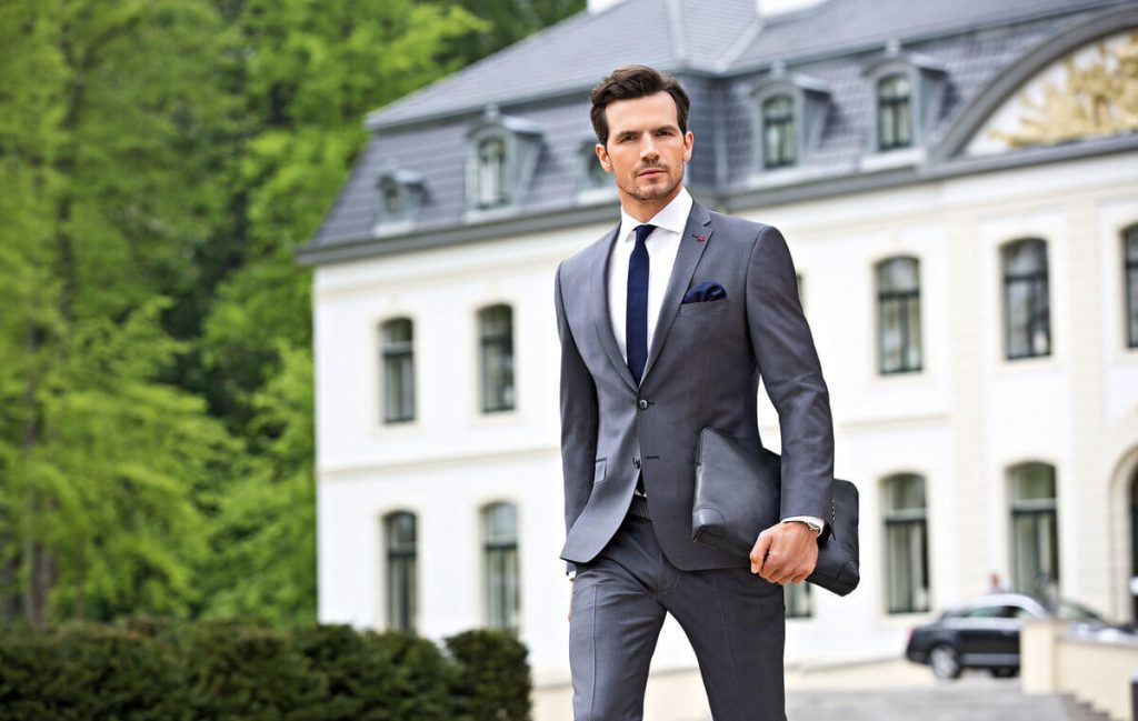 Парень в галстуке и костюме фото