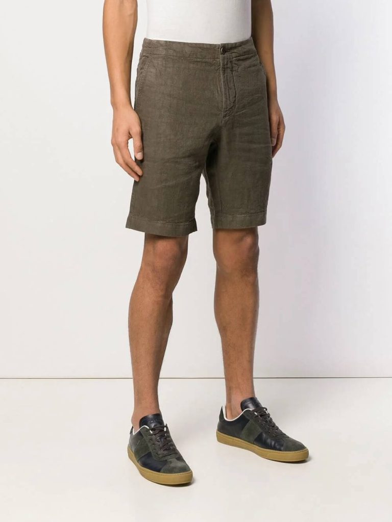 Парень в классических шортах фото