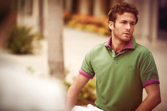 Парень в футболке поло фото