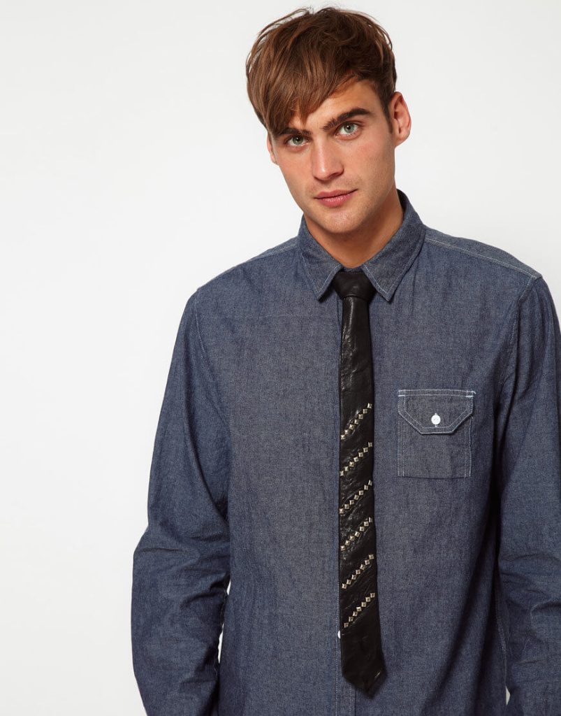 Парень в галстуке фото